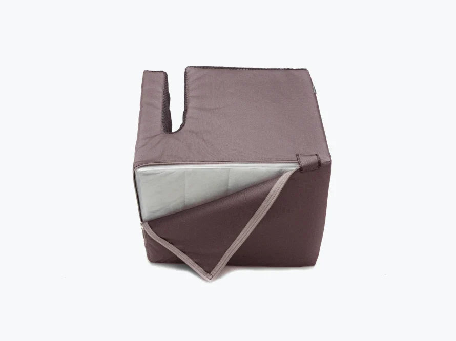 DISCOVERY Hundeautositz / der Hund wird mit einer Leine im Sitz fixiert HARLEY & CHO