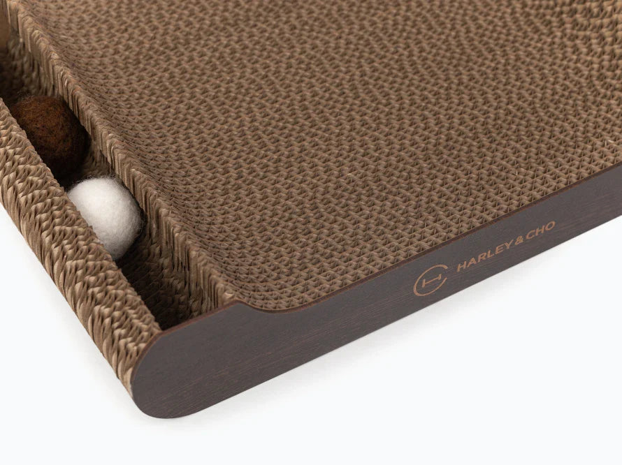 LAY and PLAY Kratzbrett mit vier Wollfilzkugeln / interaktives Katzen Spielzeug / Doppelseitig / Braun HARLEY & CHO