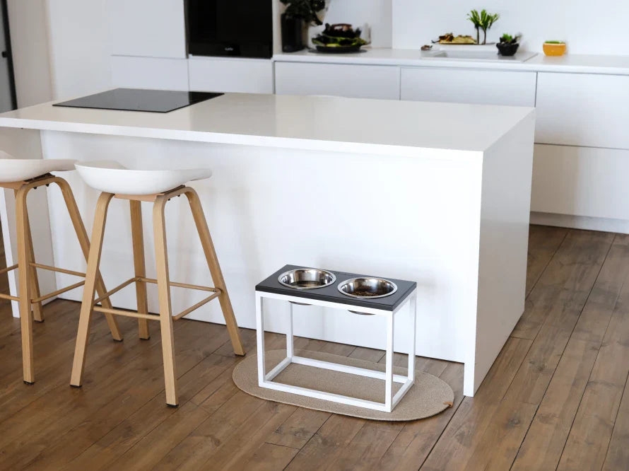 DINNER Hundenapf / Holz Napfständer mit zwei Edelstahlnäpfen für große und riesige Hunde / weißer Metallrahmen HARLEY & CHO