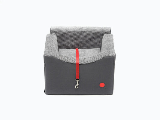 DISCOVERY Hundeautositz / der Hund wird mit einer Leine im Sitz fixiert HARLEY & CHO