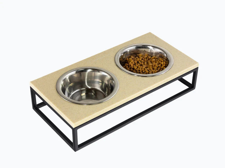 LUNCH BAR Katzennapf / Kunststein Napfständer mit zwei Edelstahlnäpfen für Katzen / schwarzer Metallrahmen HARLEY & CHO
