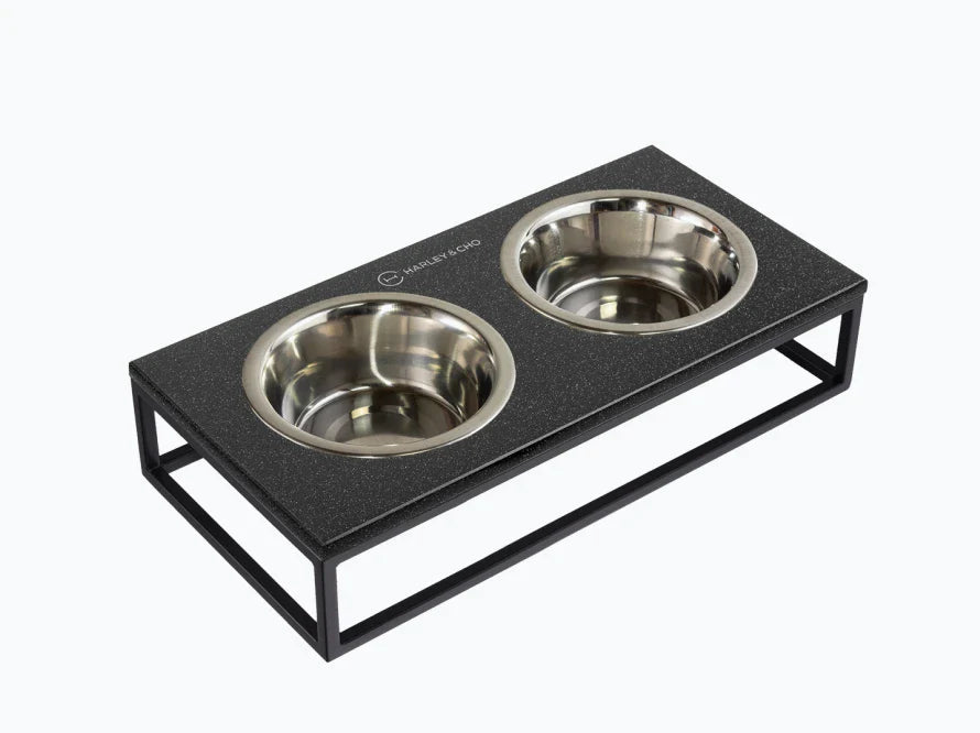 LUNCH BAR Katzennapf / Kunststein Napfständer mit zwei Edelstahlnäpfen für Katzen / schwarzer Metallrahmen HARLEY & CHO