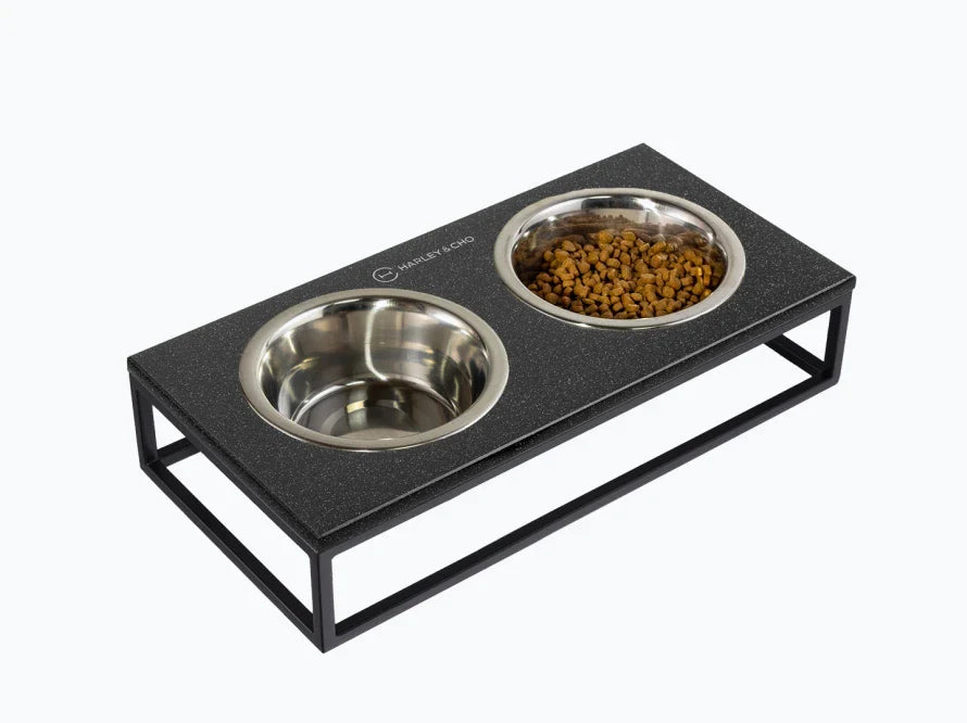 LUNCH BAR Katzennapf / Kunststein Napfständer mit zwei Edelstahlnäpfen für Katzen / schwarzer Metallrahmen HARLEY & CHO