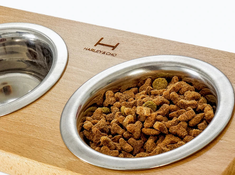 LUNCH BAR Katzennapf / Holz Napfständer mit zwei Edelstahlnäpfen für Katzen / weißer Metallrahmen HARLEY & CHO