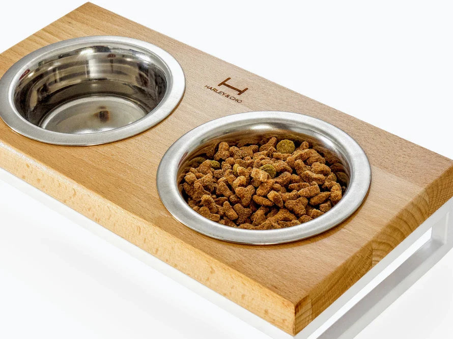 LUNCH BAR Katzennapf / Holz Napfständer mit zwei Edelstahlnäpfen für Katzen / weißer Metallrahmen HARLEY & CHO