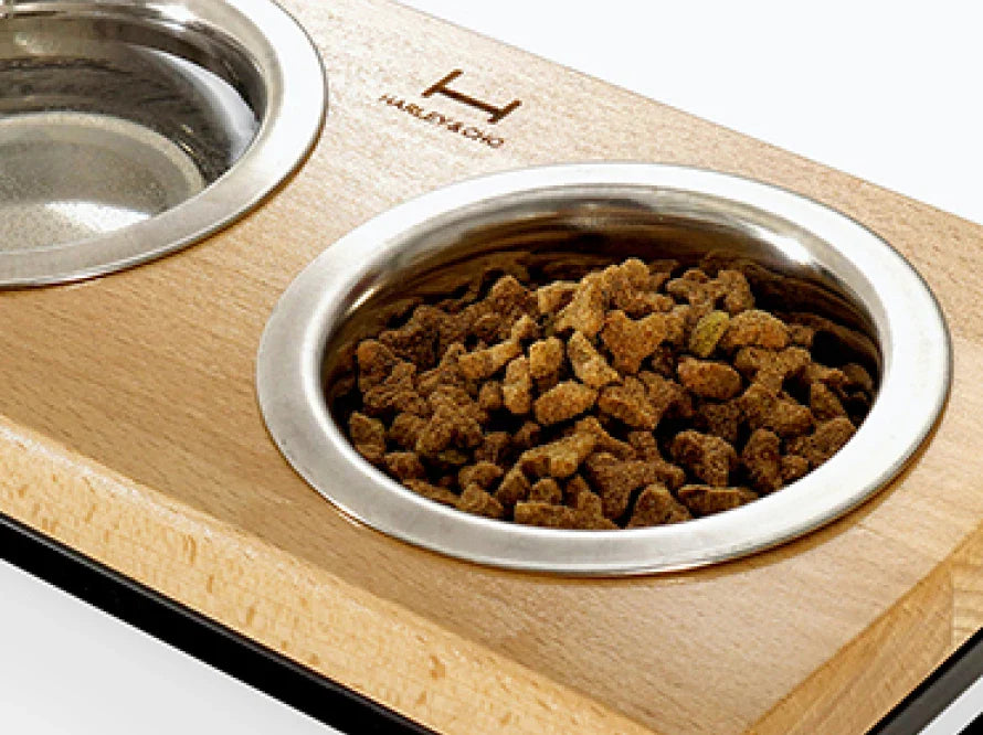 LUNCH BAR Katzennapf / Holz Napfständer mit zwei Edelstahlnäpfen für Katzen / schwarzer Metallrahmen HARLEY & CHO