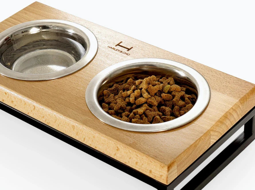 LUNCH BAR Katzennapf / Holz Napfständer mit zwei Edelstahlnäpfen für Katzen / schwarzer Metallrahmen HARLEY & CHO