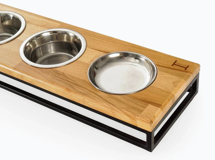 LUNCH BAR Katzennapf / Holz Napfständer mit drei Edelstahlnäpfen für Katzen / schwarzer Metallrahmen HARLEY & CHO