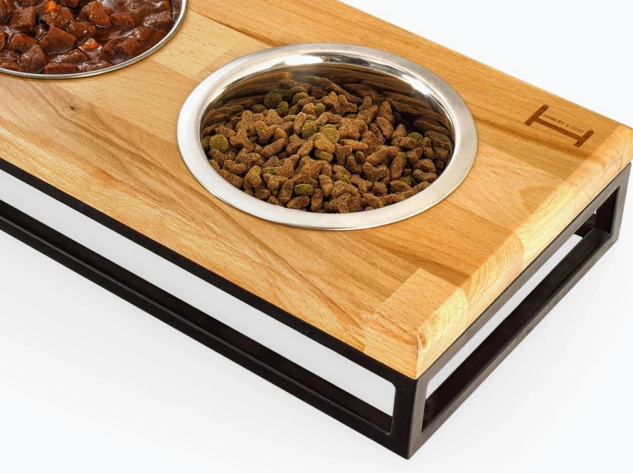 LUNCH BAR Katzennapf / Holz Napfständer mit drei Edelstahlnäpfen für Katzen / schwarzer Metallrahmen HARLEY & CHO