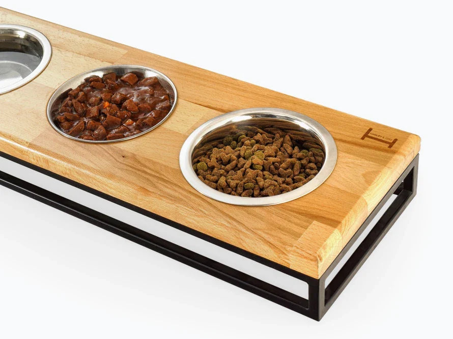 LUNCH BAR Katzennapf / Holz Napfständer mit drei Edelstahlnäpfen für Katzen / schwarzer Metallrahmen HARLEY & CHO