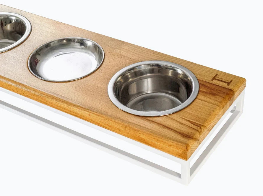 LUNCH BAR Katzennapf / Holz Napfständer mit drei Edelstahlnäpfen für Katzen / weißer Metallrahmen HARLEY & CHO