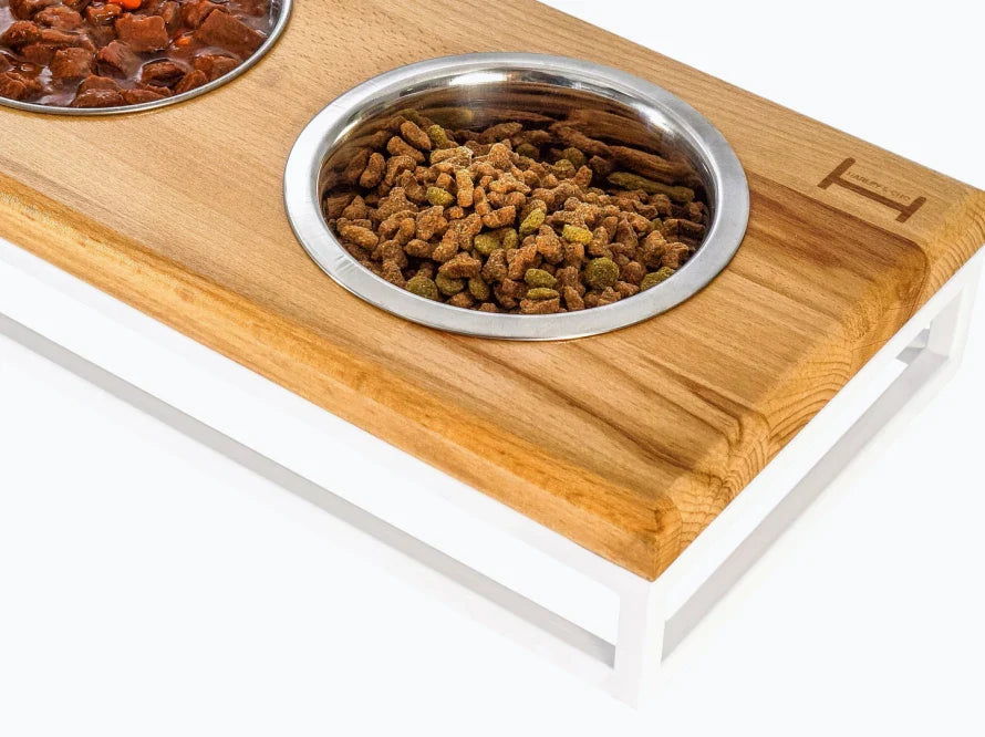 LUNCH BAR Katzennapf / Holz Napfständer mit drei Edelstahlnäpfen für Katzen / weißer Metallrahmen HARLEY & CHO