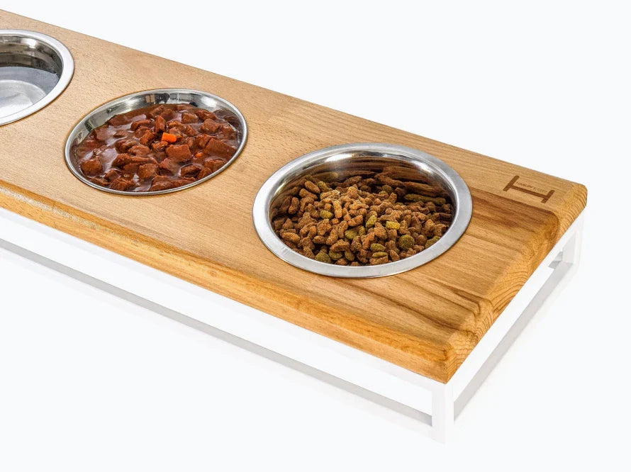 LUNCH BAR Katzennapf / Holz Napfständer mit drei Edelstahlnäpfen für Katzen / weißer Metallrahmen HARLEY & CHO