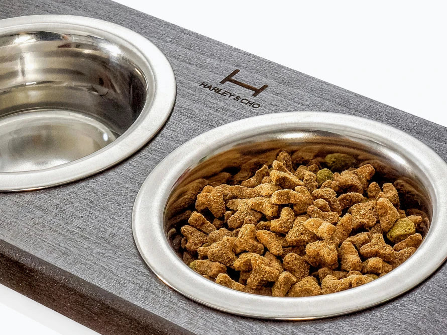 LUNCH BAR Katzennapf / Holz Napfständer mit zwei Edelstahlnäpfen für Katzen / weißer Metallrahmen HARLEY & CHO