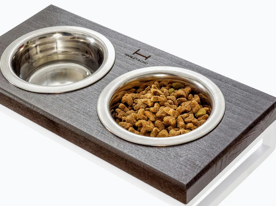 LUNCH BAR Katzennapf / Holz Napfständer mit zwei Edelstahlnäpfen für Katzen / weißer Metallrahmen HARLEY & CHO