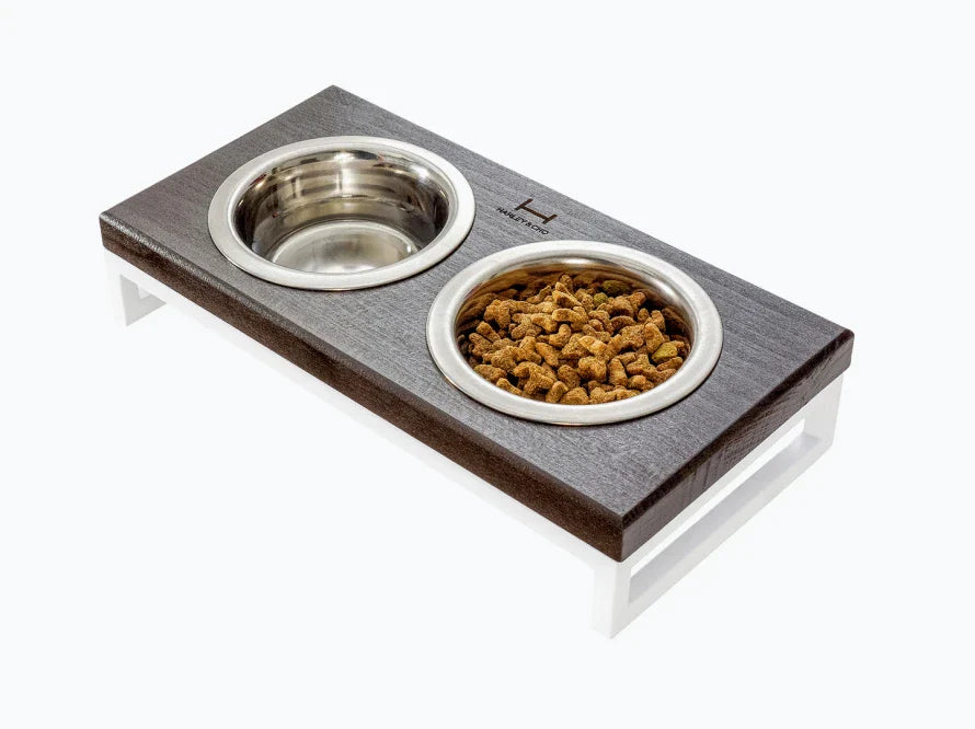LUNCH BAR Katzennapf / Holz Napfständer mit zwei Edelstahlnäpfen für Katzen / weißer Metallrahmen HARLEY & CHO