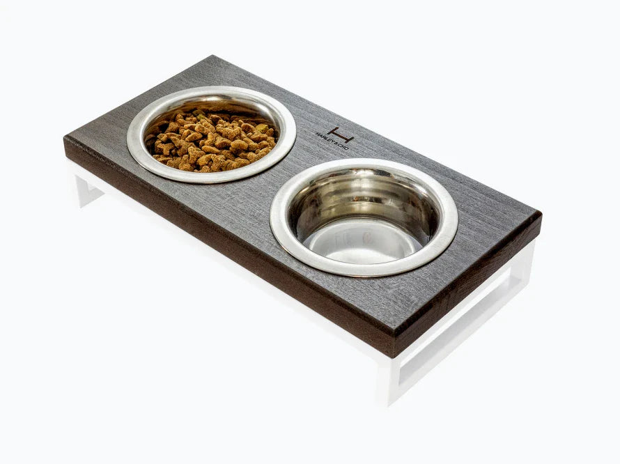 LUNCH BAR Katzennapf / Holz Napfständer mit zwei Edelstahlnäpfen für Katzen / weißer Metallrahmen HARLEY & CHO