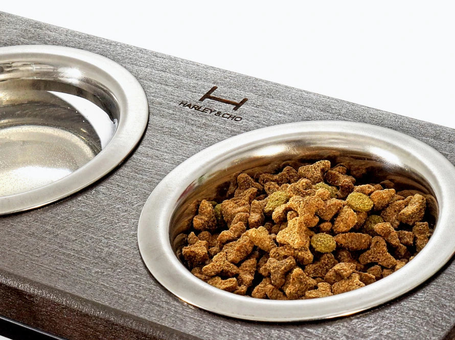 LUNCH BAR Katzennapf / Holz Napfständer mit zwei Edelstahlnäpfen für Katzen / schwarzer Metallrahmen HARLEY & CHO