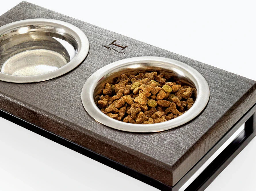 LUNCH BAR Katzennapf / Holz Napfständer mit zwei Edelstahlnäpfen für Katzen / schwarzer Metallrahmen HARLEY & CHO