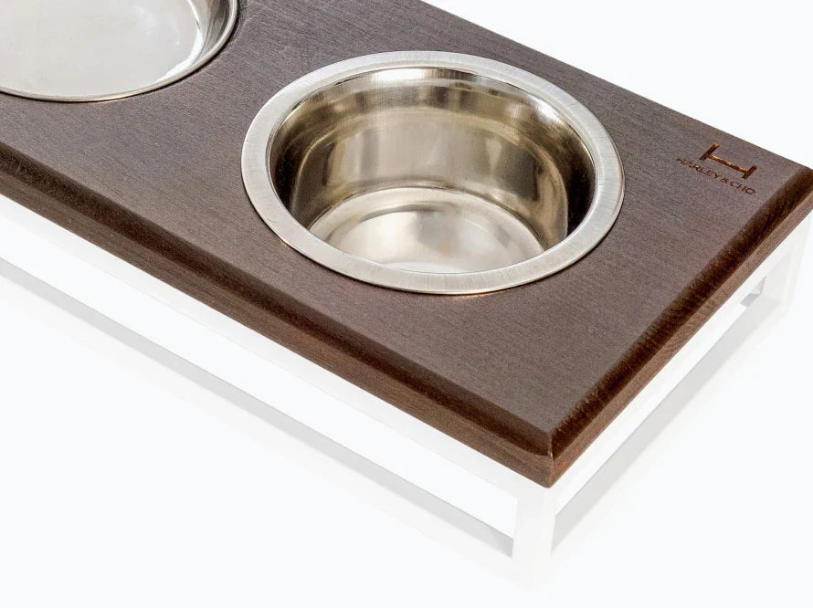 LUNCH BAR Katzennapf / Holz Napfständer mit drei Edelstahlnäpfen für Katzen / weißer Metallrahmen HARLEY & CHO