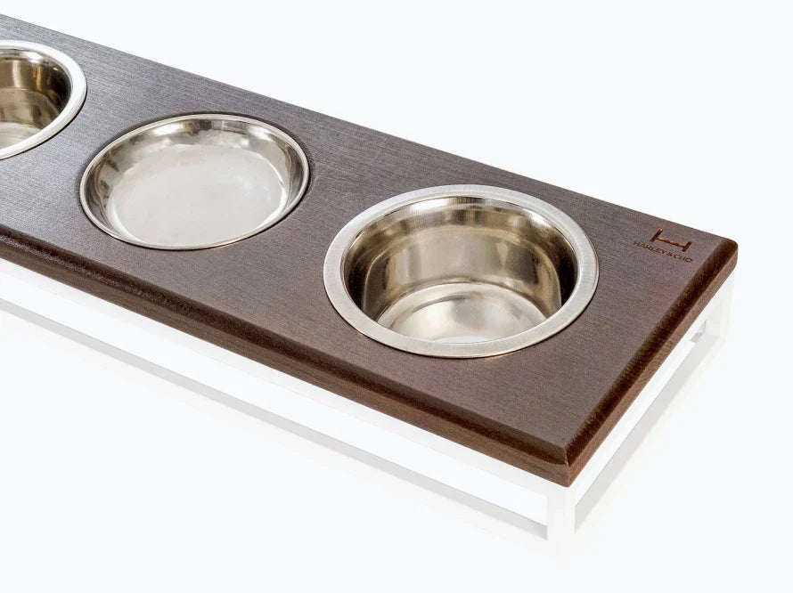 LUNCH BAR Katzennapf / Holz Napfständer mit drei Edelstahlnäpfen für Katzen / weißer Metallrahmen HARLEY & CHO