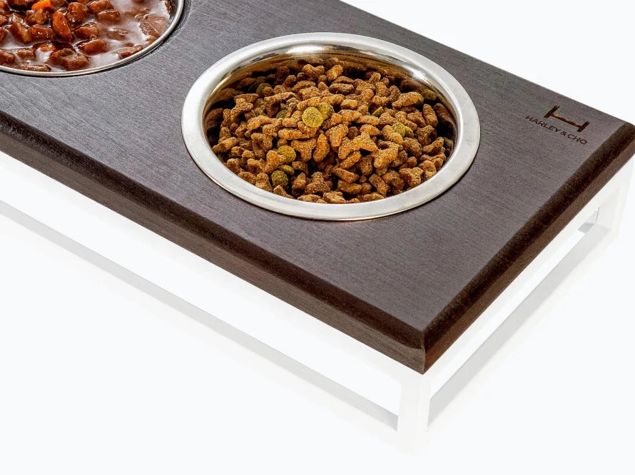 LUNCH BAR Katzennapf / Holz Napfständer mit drei Edelstahlnäpfen für Katzen / weißer Metallrahmen HARLEY & CHO