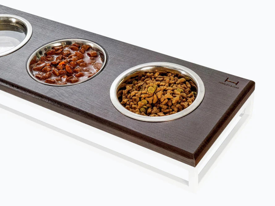 LUNCH BAR Katzennapf / Holz Napfständer mit drei Edelstahlnäpfen für Katzen / weißer Metallrahmen HARLEY & CHO