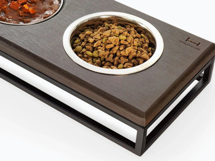 LUNCH BAR Katzennapf / Holz Napfständer mit drei Edelstahlnäpfen für Katzen / schwarzer Metallrahmen HARLEY & CHO