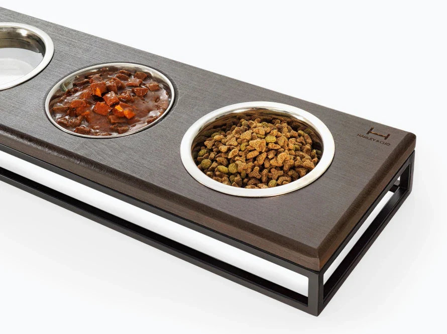 LUNCH BAR Katzennapf / Holz Napfständer mit drei Edelstahlnäpfen für Katzen / schwarzer Metallrahmen HARLEY & CHO