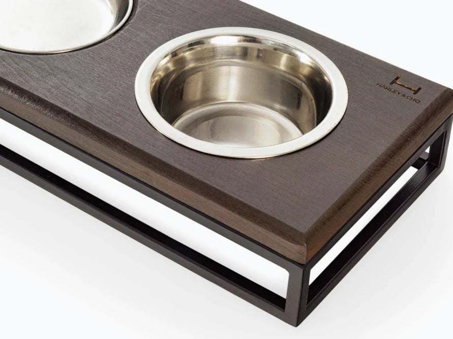 LUNCH BAR Katzennapf / Holz Napfständer mit drei Edelstahlnäpfen für Katzen / schwarzer Metallrahmen HARLEY & CHO