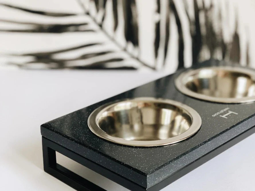 LUNCH BAR Katzennapf / Kunststein Napfständer mit zwei Edelstahlnäpfen für Katzen / schwarzer Metallrahmen HARLEY & CHO