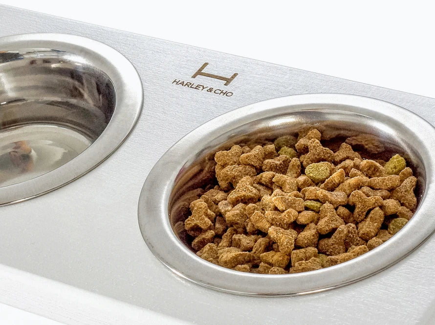 LUNCH BAR Katzennapf / Holz Napfständer mit zwei Edelstahlnäpfen für Katzen / weißer Metallrahmen HARLEY & CHO