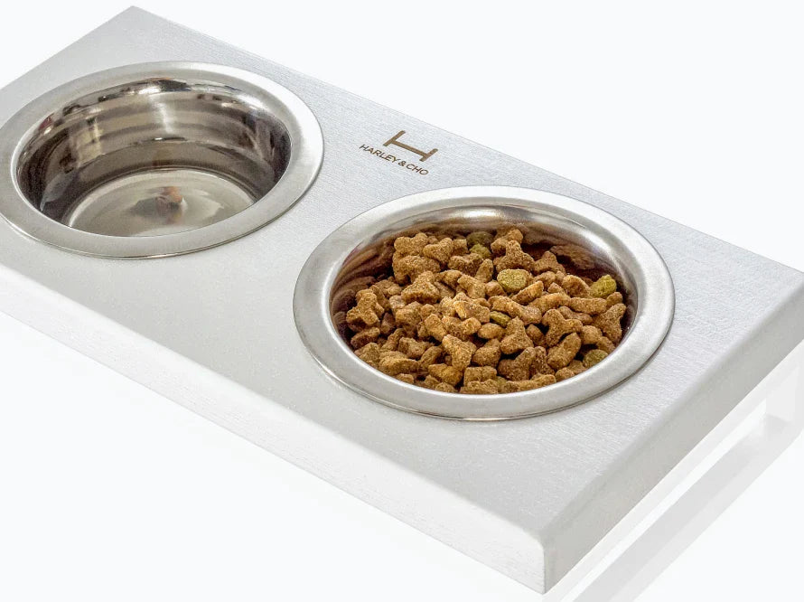 LUNCH BAR Katzennapf / Holz Napfständer mit zwei Edelstahlnäpfen für Katzen / weißer Metallrahmen HARLEY & CHO
