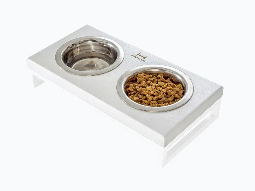 LUNCH BAR Katzennapf / Holz Napfständer mit zwei Edelstahlnäpfen für Katzen / weißer Metallrahmen HARLEY & CHO