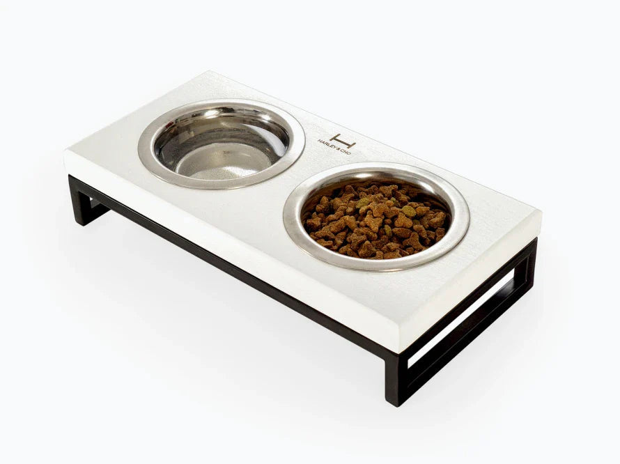 LUNCH BAR Katzennapf / Holz Napfständer mit zwei Edelstahlnäpfen für Katzen / schwarzer Metallrahmen HARLEY & CHO