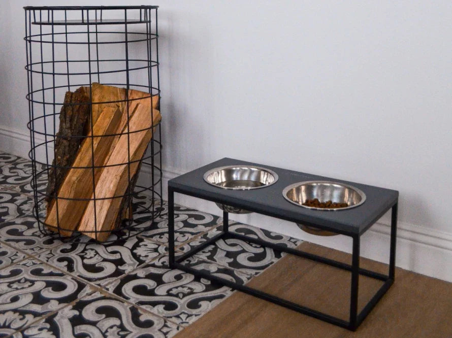 LUNCH BAR Hundenapf / Kunststein Napfständer mit zwei Edelstahlnäpfen für kleine Hunde / schwarzer Metallrahmen HARLEY & CHO