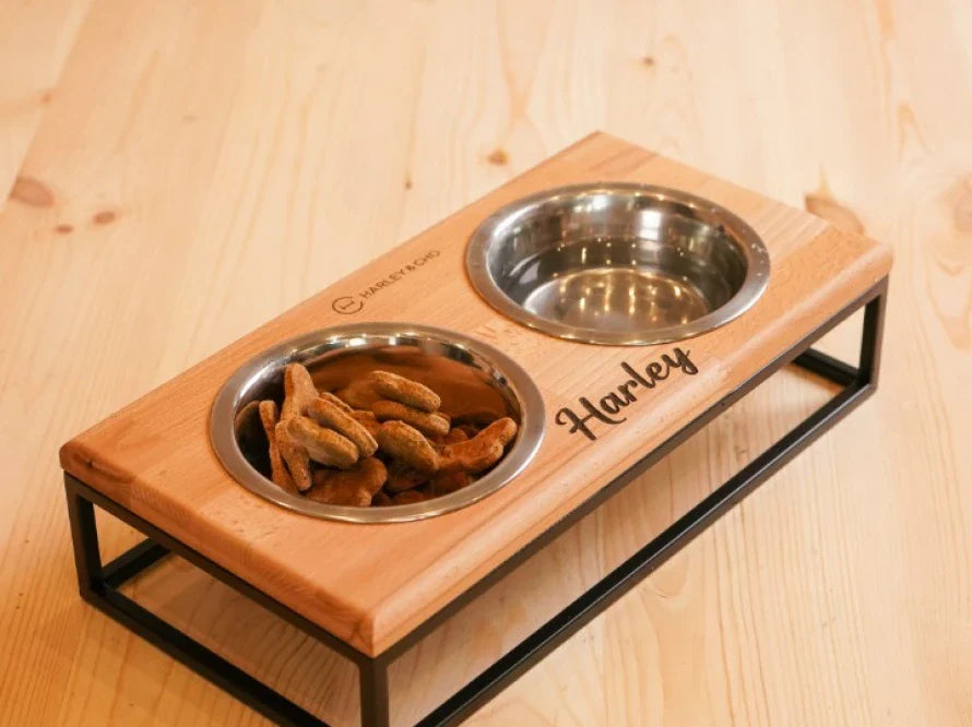 LUNCH BAR Katzennapf / Holz Napfständer mit zwei Edelstahlnäpfen für Katzen / schwarzer Metallrahmen HARLEY & CHO