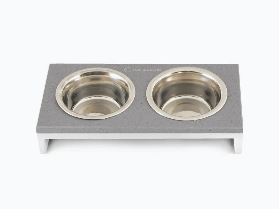 LUNCH BAR Katzennapf / Kunststein Napfständer mit zwei Edelstahlnäpfen für Katzen / weißer Metallrahmen HARLEY & CHO