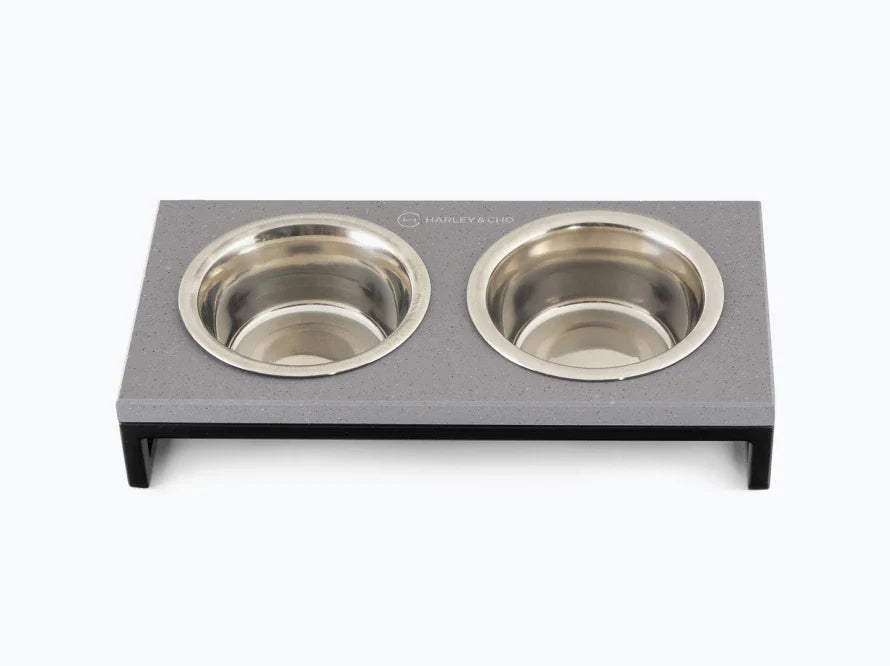 LUNCH BAR Katzennapf / Kunststein Napfständer mit zwei Edelstahlnäpfen für Katzen / schwarzer Metallrahmen HARLEY & CHO