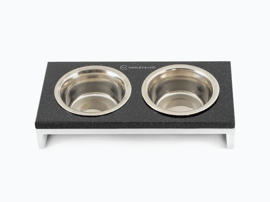 LUNCH BAR Katzennapf / Kunststein Napfständer mit zwei Edelstahlnäpfen für Katzen / weißer Metallrahmen HARLEY & CHO