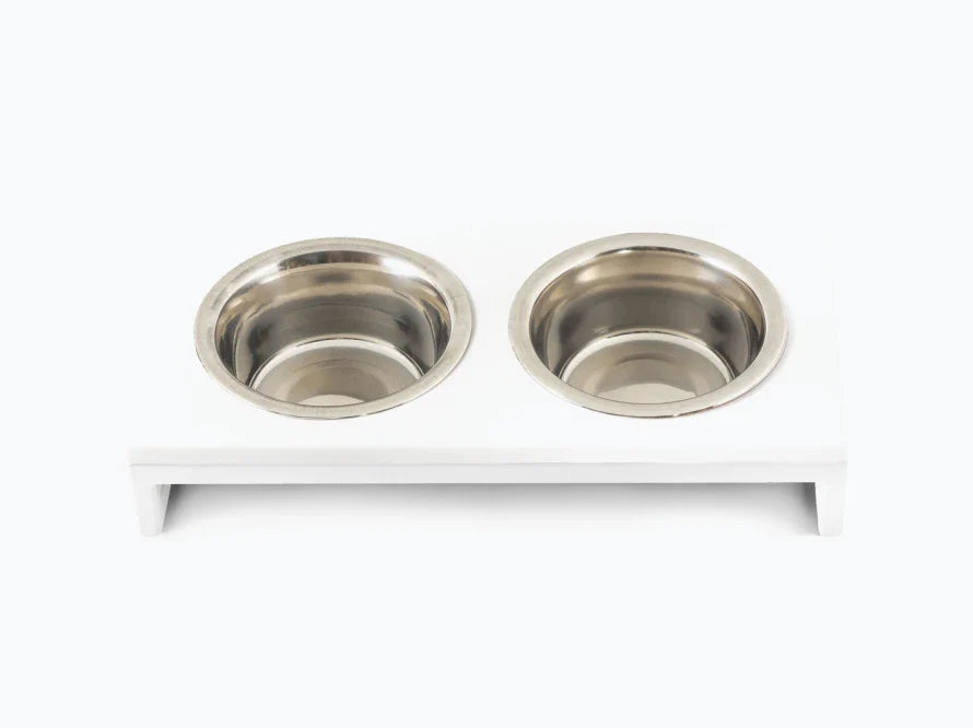 LUNCH BAR Katzennapf / Kunststein Napfständer mit zwei Edelstahlnäpfen für Katzen / weißer Metallrahmen HARLEY & CHO