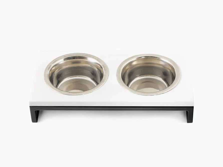 LUNCH BAR Katzennapf / Kunststein Napfständer mit zwei Edelstahlnäpfen für Katzen / schwarzer Metallrahmen HARLEY & CHO