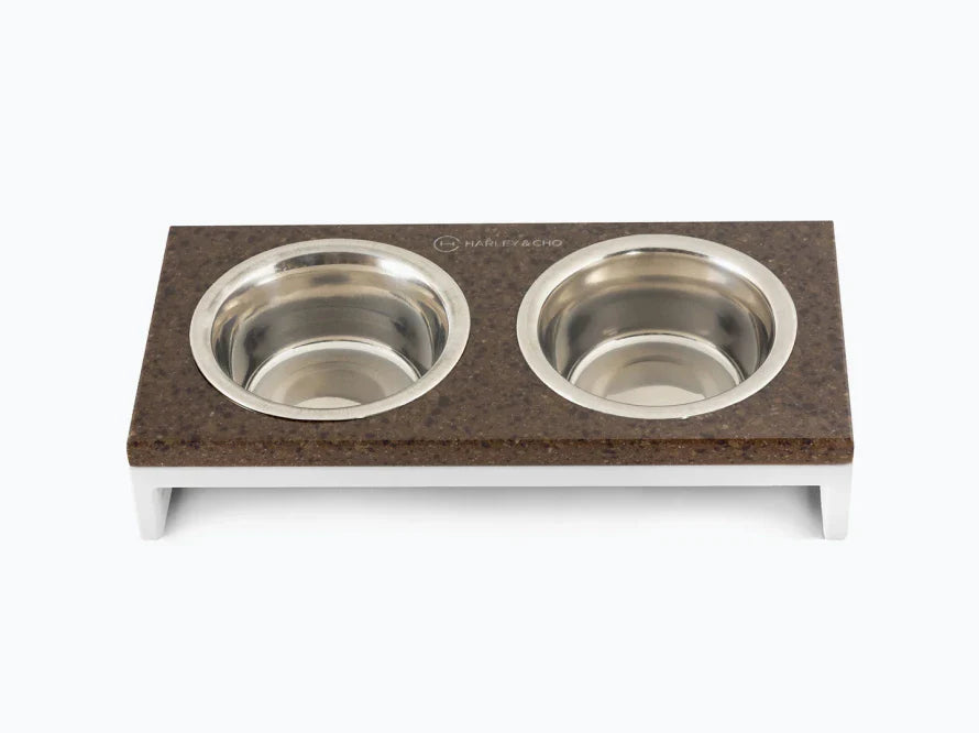 LUNCH BAR Katzennapf / Kunststein Napfständer mit zwei Edelstahlnäpfen für Katzen / weißer Metallrahmen HARLEY & CHO