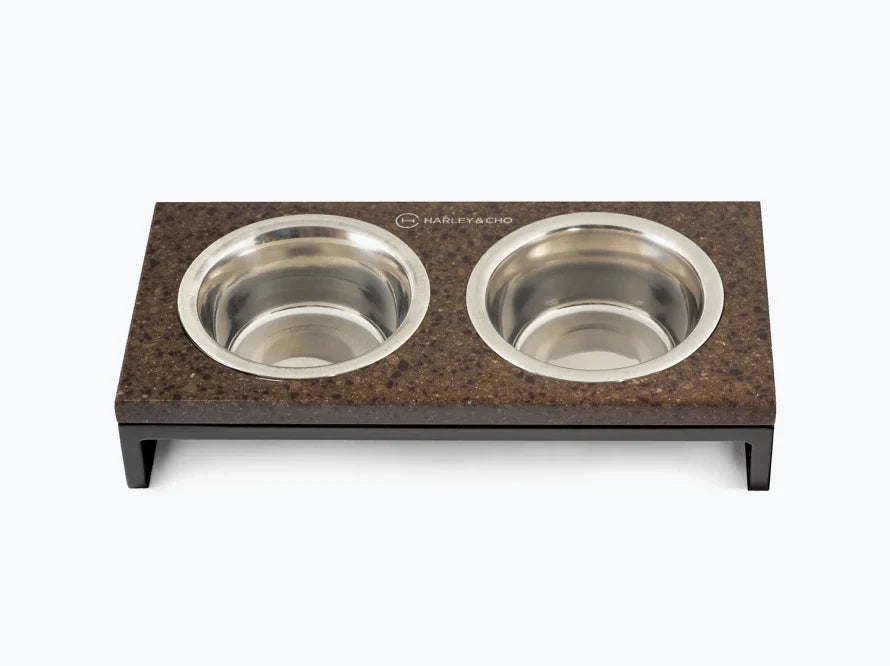 LUNCH BAR Katzennapf / Kunststein Napfständer mit zwei Edelstahlnäpfen für Katzen / schwarzer Metallrahmen HARLEY & CHO
