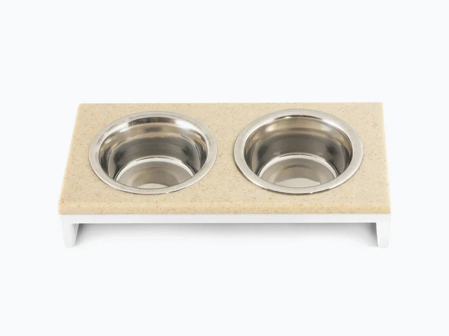 LUNCH BAR Katzennapf / Kunststein Napfständer mit zwei Edelstahlnäpfen für Katzen / weißer Metallrahmen HARLEY & CHO
