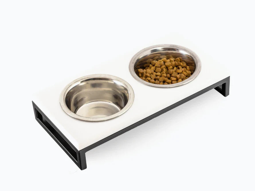 LUNCH BAR Katzennapf / Kunststein Napfständer mit zwei Edelstahlnäpfen für Katzen / schwarzer Metallrahmen HARLEY & CHO