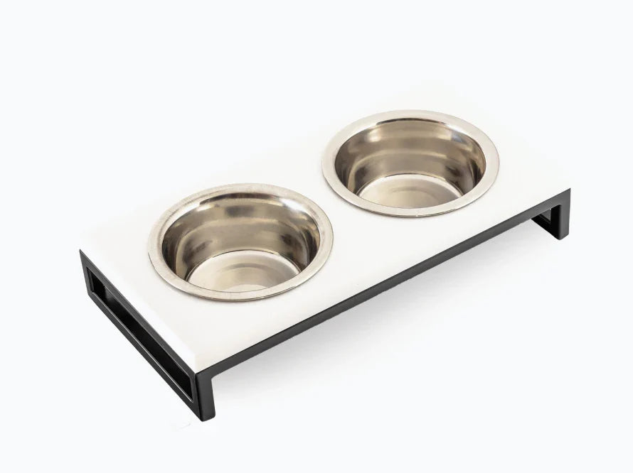 LUNCH BAR Katzennapf / Kunststein Napfständer mit zwei Edelstahlnäpfen für Katzen / schwarzer Metallrahmen HARLEY & CHO