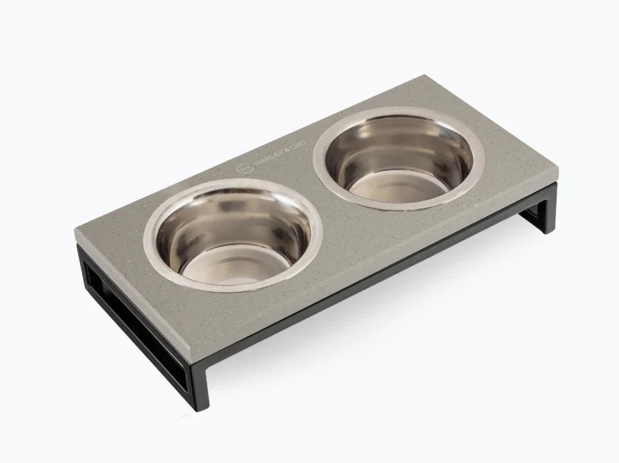 LUNCH BAR Katzennapf / Kunststein Napfständer mit zwei Edelstahlnäpfen für Katzen / schwarzer Metallrahmen HARLEY & CHO