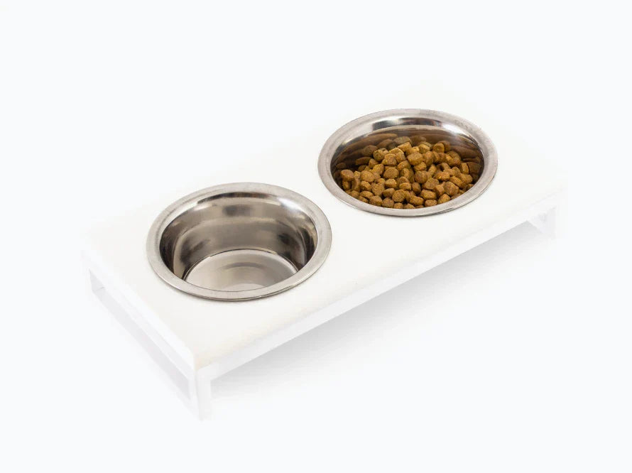 LUNCH BAR Katzennapf / Kunststein Napfständer mit zwei Edelstahlnäpfen für Katzen / weißer Metallrahmen HARLEY & CHO