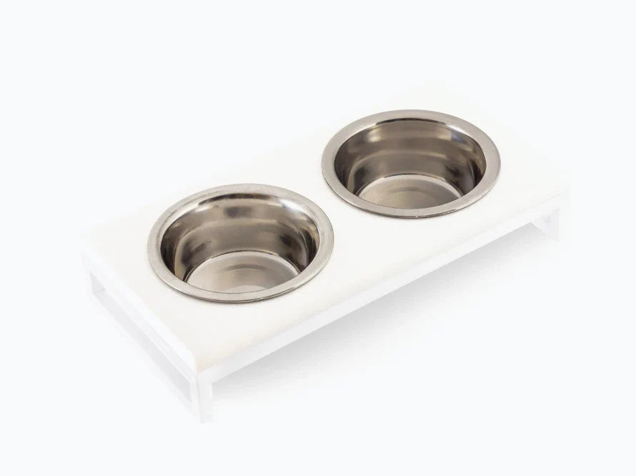 LUNCH BAR Katzennapf / Kunststein Napfständer mit zwei Edelstahlnäpfen für Katzen / weißer Metallrahmen HARLEY & CHO
